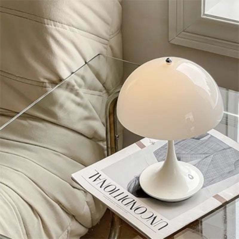 Lampe de chevet champignon blanche au salon de lecture