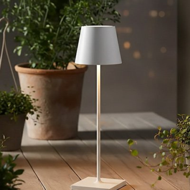 Lampe de chevet blanche dans un décor zen