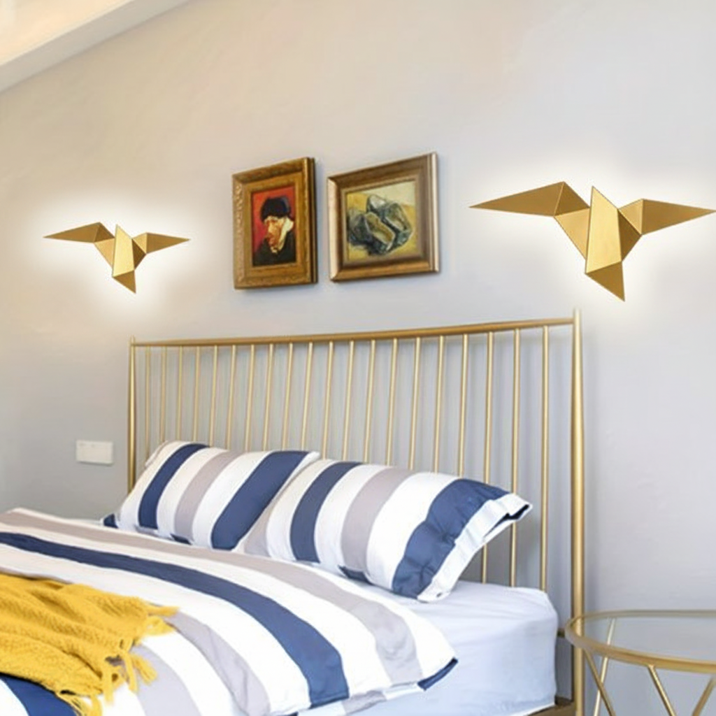 Applique murale oiseau dorée avec lumière neutre