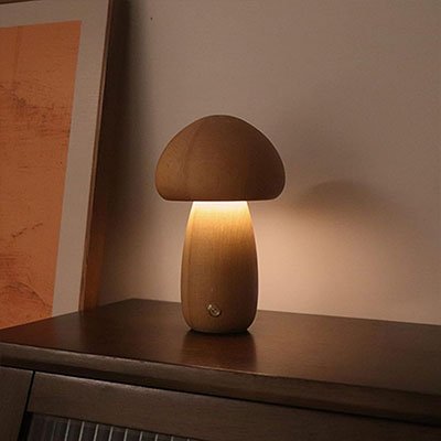 Lampe de chevet champignon modèle B de couleur Beech au salon