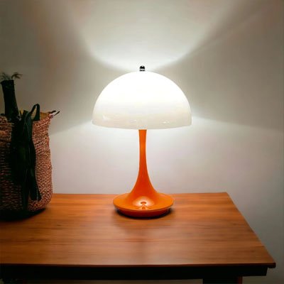 Lampe de chevet champignon orangée à l'entrée de la maison