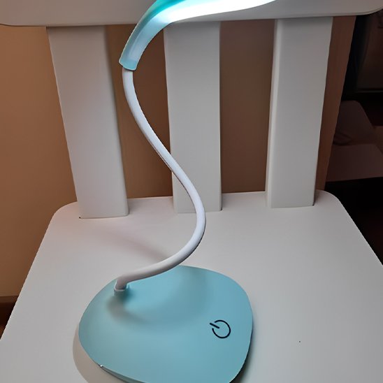 Lampe de bureau bleue chaise