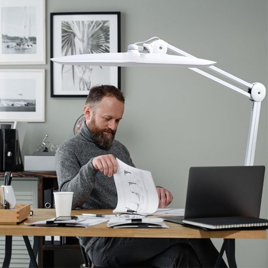 lampe de bureau LED homme lecture