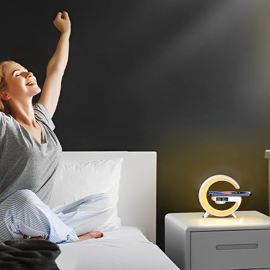 lampe de chevet design femme heureuse éveil matinal