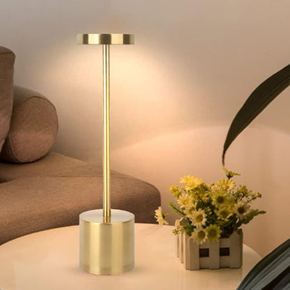 Lampe de chevet dorée sur une table de salon