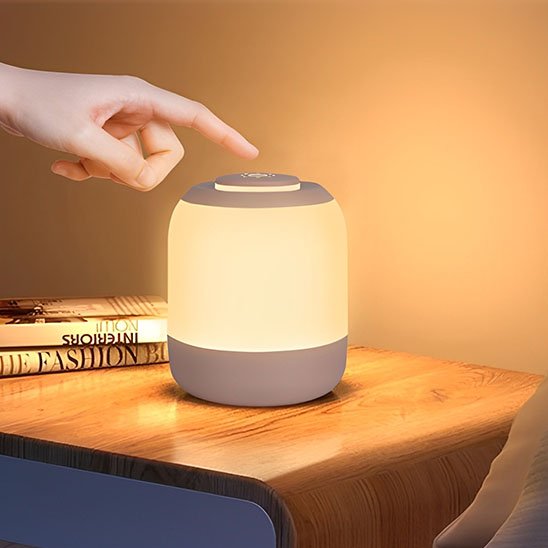 Lampe de chevet tactile blanche changement d'intensité lumineuse avec un seul doigt