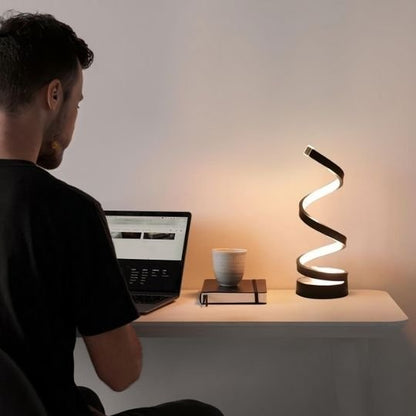 Lampe de chevet homme ordinateur travail