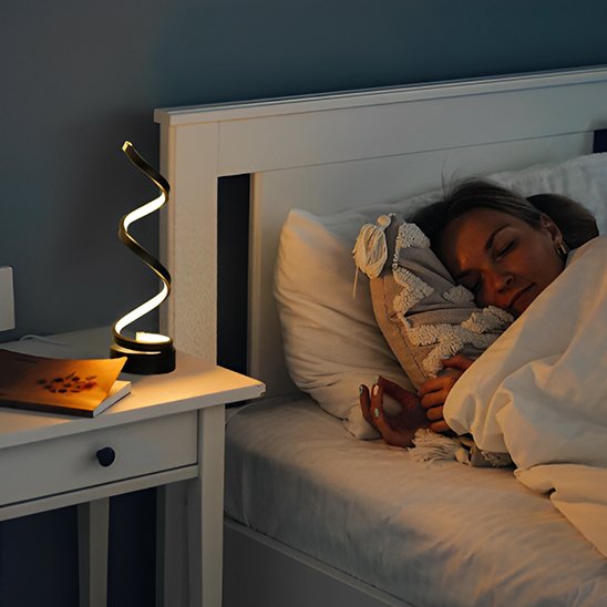 Lampe de chevet femme endormie lumière douce