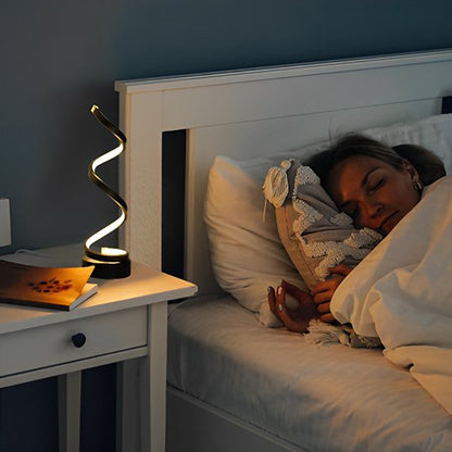 Lampe de chevet femme endormie lumière douce