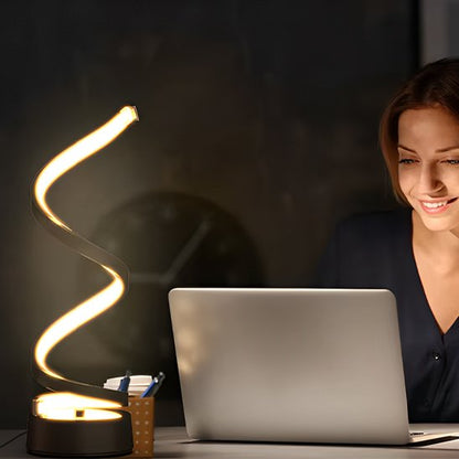 Lampe de chevet femme ordinateur travail