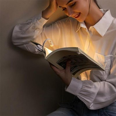 Lampe de lecture femme livre