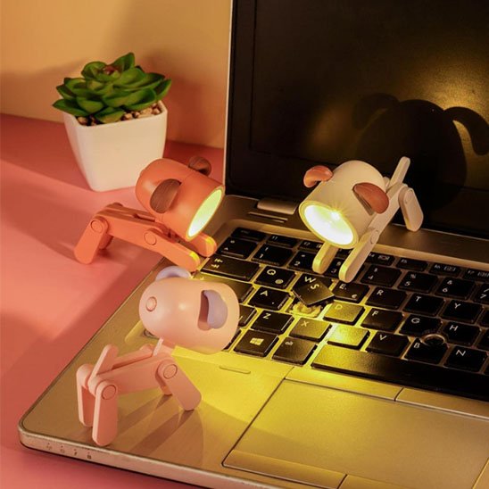 Lampes de bureau colorées pointant la zone de travail